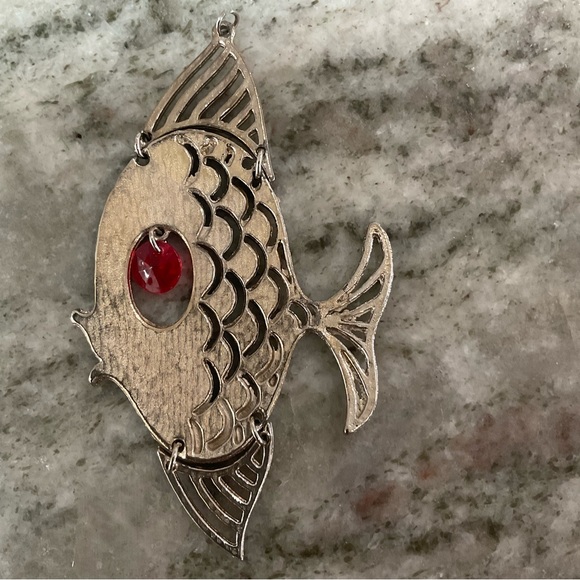 Vintage Silver Tone Fish Pendant with Moveable Fins and Eye - Picture 2 of 3
